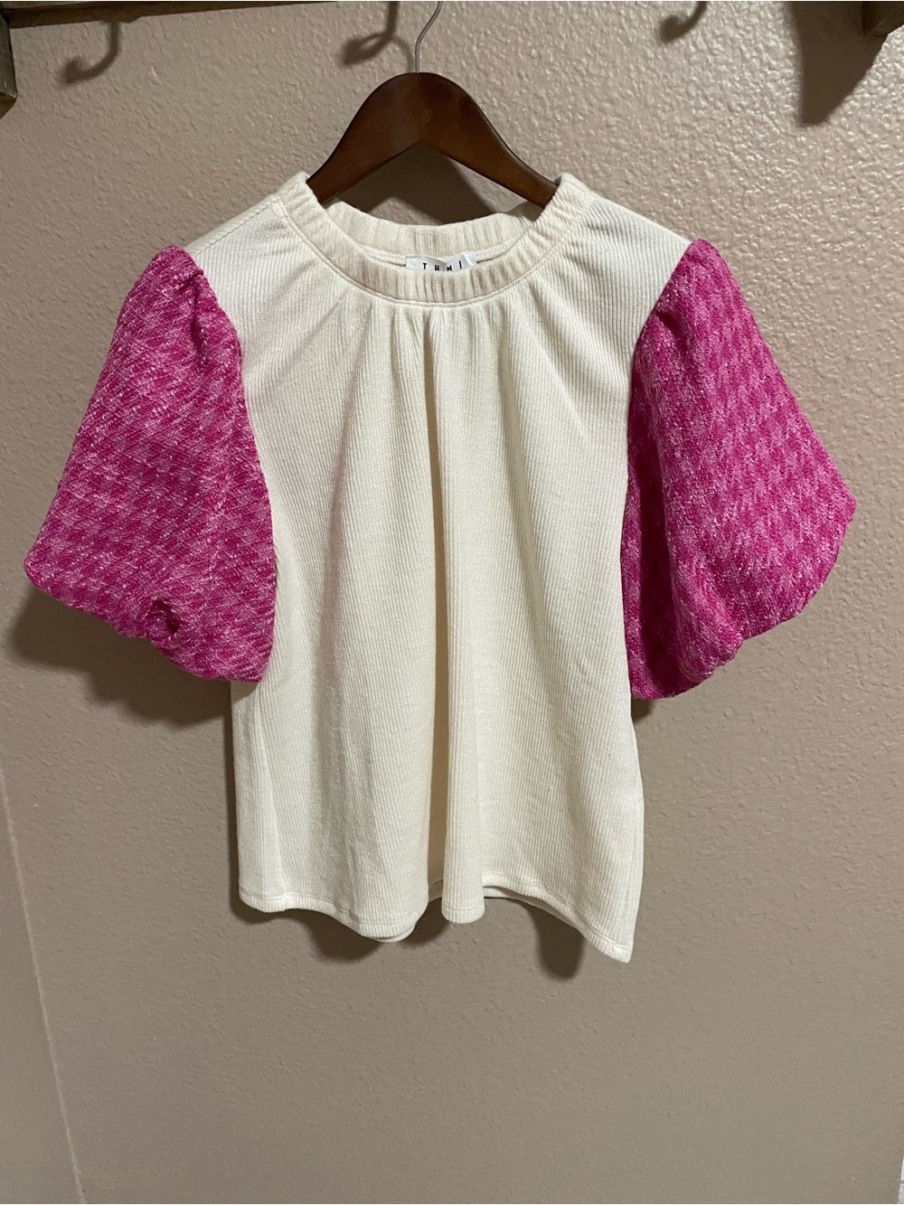 THML Women's Cream Top with Fuschia Puff Sleeves NWT